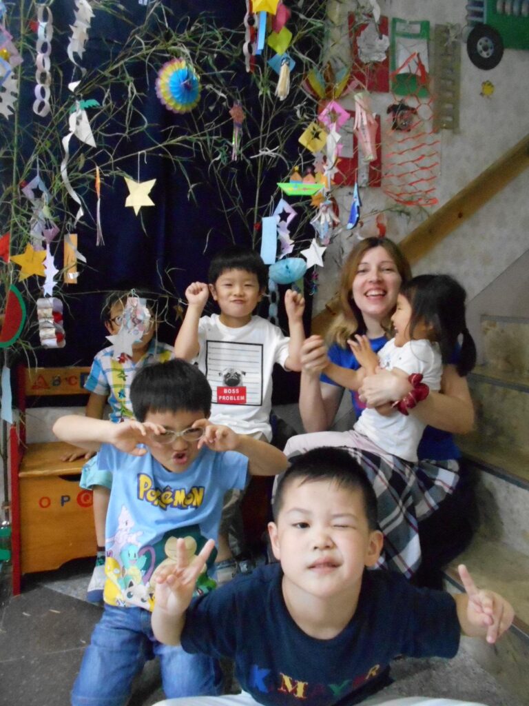 少人数のプリスクールで先生と英語を使って学ぶ様子
