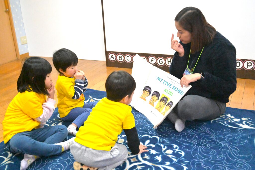 少人数のプリスクールで先生と英語を使って学ぶ様子
