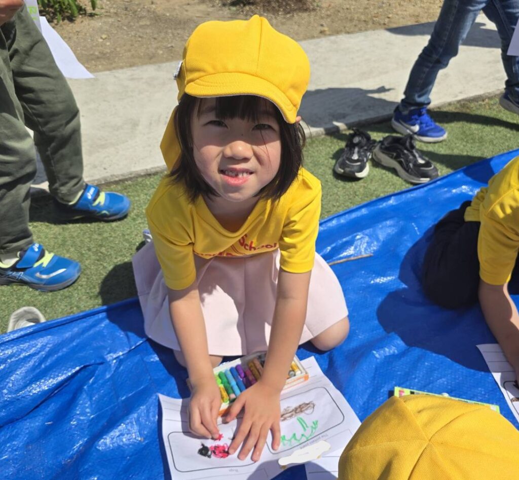 英語に触れながら活動するプリスクールの子ども