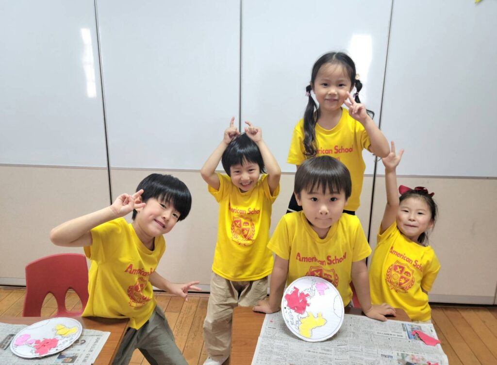 少人数クラスで先生と活動するプリスクールの子どもたち