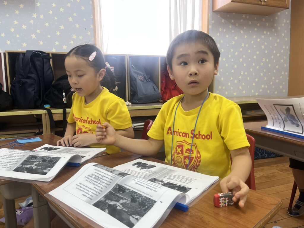 教科書に取り組むプリスクールの子どもたち