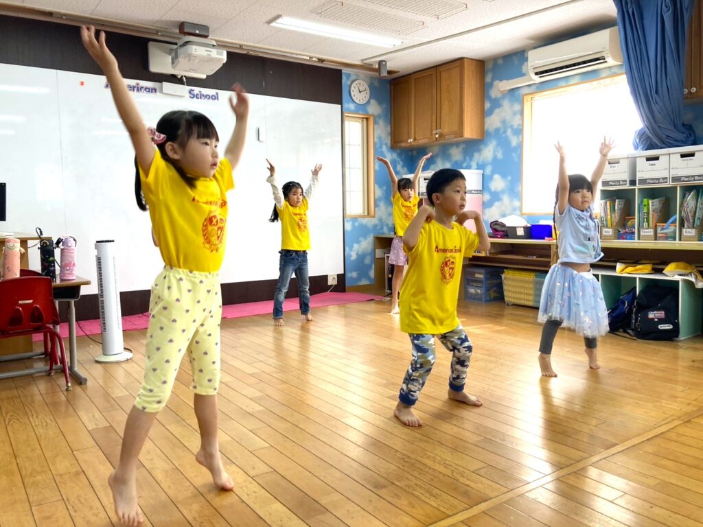 アメリカンスクールのプリスクールで英語を使って活動する子どもたち